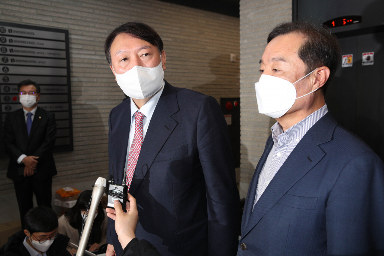 윤석열 국민의힘 대선 후보가 김병준 상임선대위원장을 비롯한 선대위원들과 3일 오전 서울 여의도 당사에서 비공개 선대위 회의를 마치고 기자들의 질문에 답하고 있다. [국회 사진기자단]