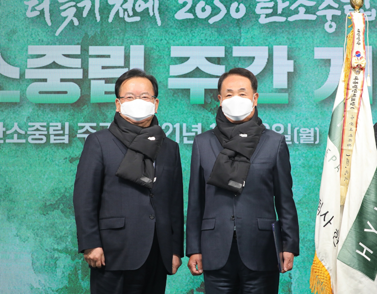 6일 오전 진행된 ‘2021 친환경 기술진흥 및 소비촉진 유공‘ 정부포상 탄소중립생활실천부문 시상식에서 김형종 현대백화점 사장(사진 오른쪽)과 김부겸 국무총리(왼쪽)가 기념사진을 촬영하고 있는 모습.[현대백화점 제공]