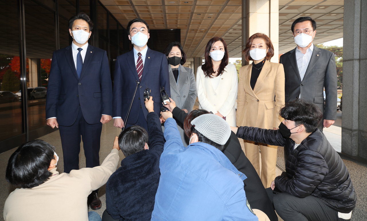 더불어민주당 김남국 의원 및 선대위 관계자들이 지난달 국민의힘 윤석열 대선 후보의 부인 김건희 씨의 도이치 모터스 주가조작 가담 의혹과 관련 서울 서초구 서울중앙지검에 항의 방문해 취재진에게 방문 취지를 설명하고 있다. [연합]