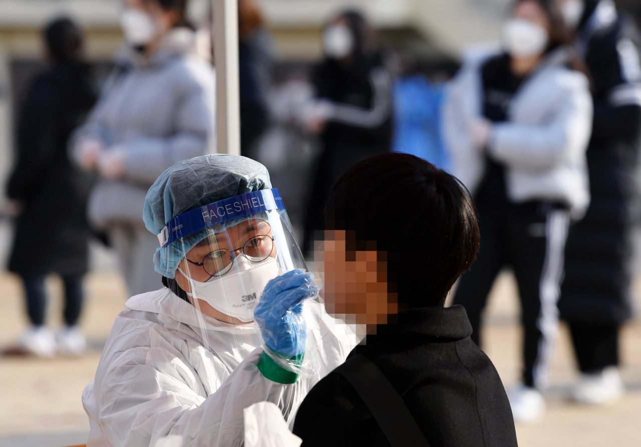 3일 오전 광주 남구 한 고등학교에서 학생들이 신종 코로나바이러스 감염증(코로나19) 검사를 받고 있다. [연합]
