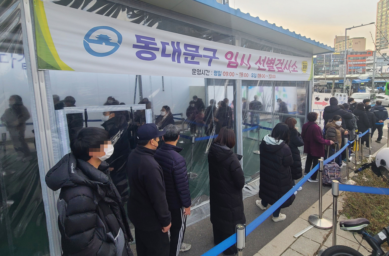 코로나19 신규 확진자 4325명을 기록한 6일 서울 청량리역 광장에 마련된 동대문구 임시 선별검사소 앞에서 시민들이 검사를 받기 위해 줄을 서 있다. [연합]