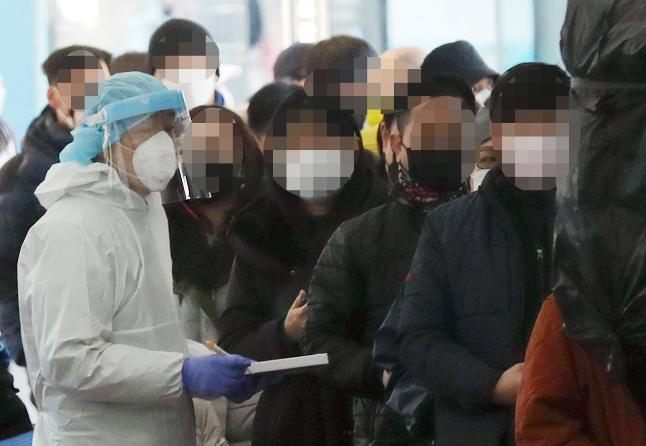 국내에 신종 코로나19 변이 바이러스인 '오미크론 변이' 확진자가 잇따라 나오는 가운데 6일 오전 인천시 미추홀구 주안역 선별진료소에 시민들이 코로나19 검사를 받기 위해 몰려 있다. [연합]