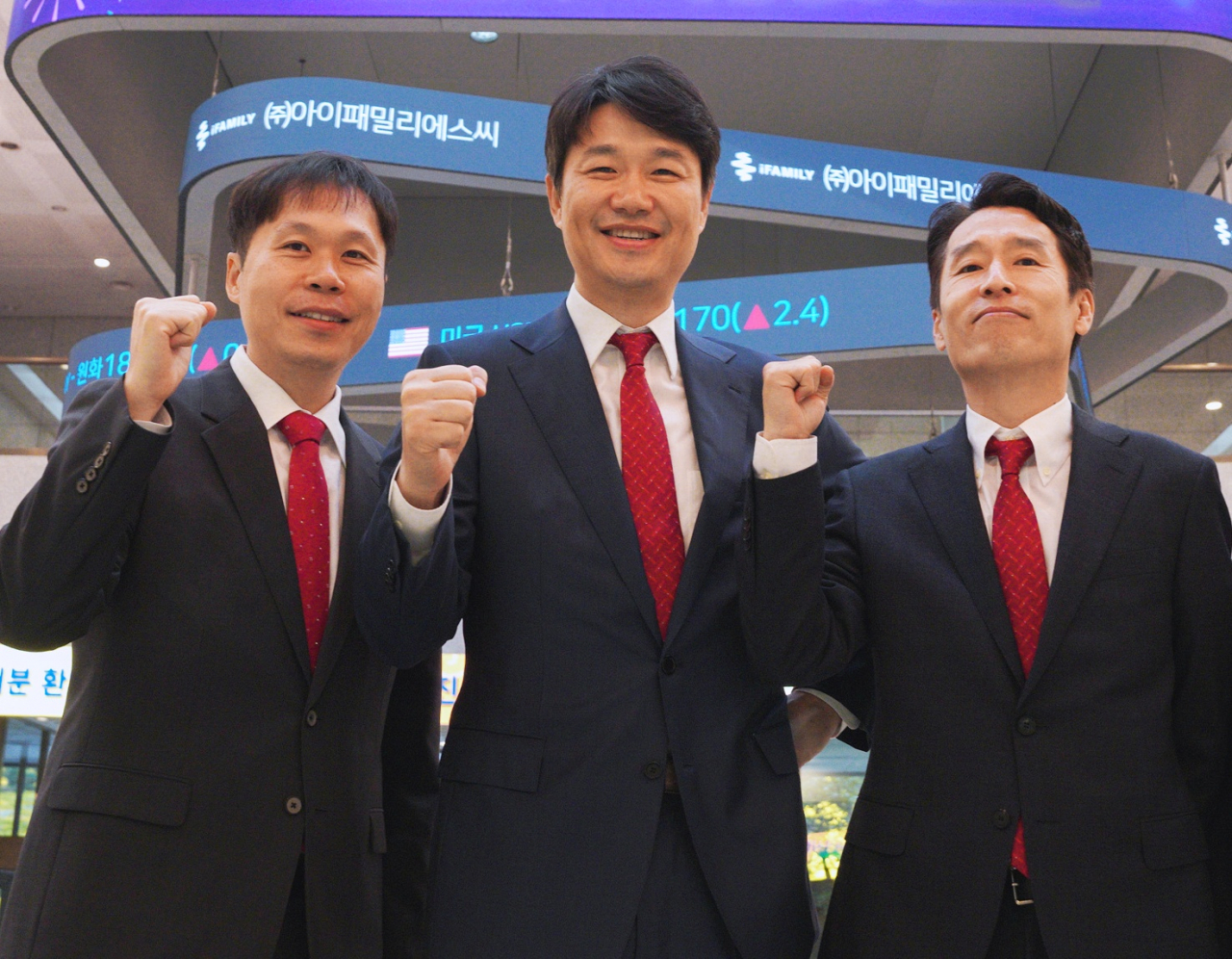 아이패밀리에스씨 김태욱대표이사(가운데), 김성현 대표이사(오른쪽), 윤현철 부사장.