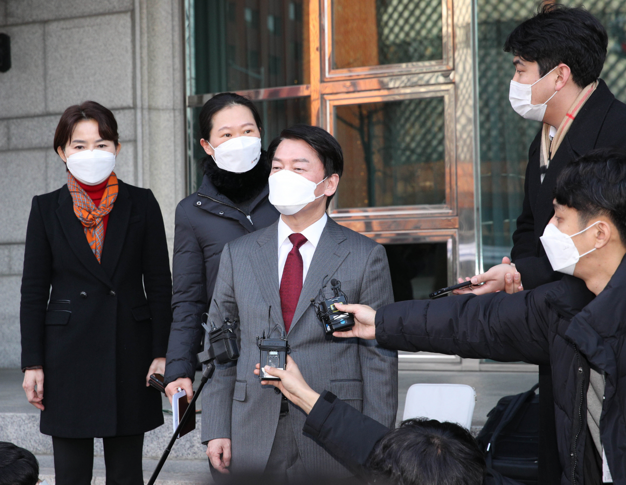 안철수 국민의당 대선후보가 6일 오후 서울 여의도 켄싱턴호텔에서 심상정 정의당 대선후보와 회동을 마친 뒤 기자들의 질문에 답하고 있다. [연합]