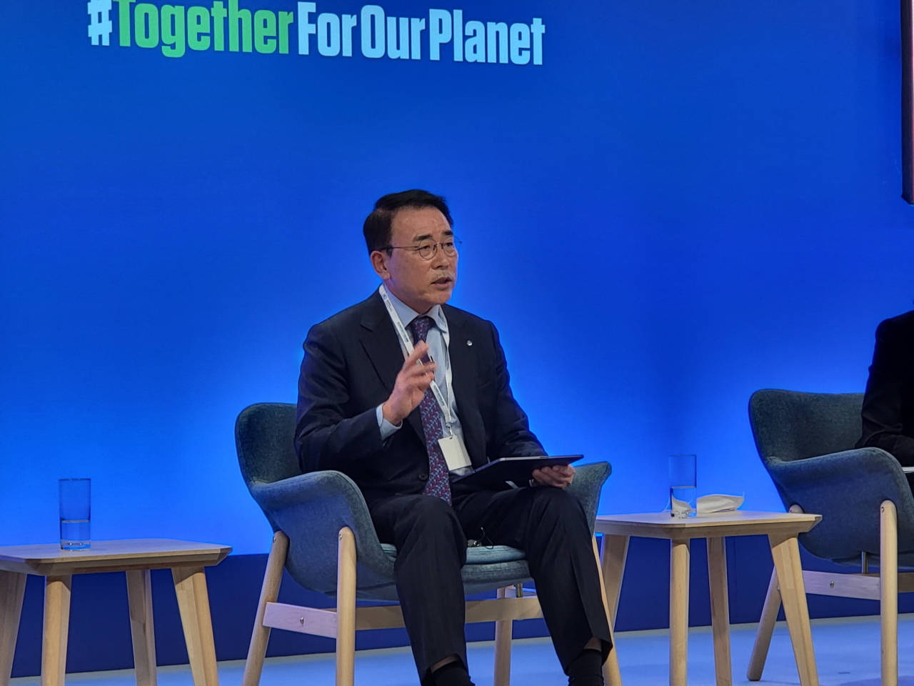 Shinhan Financial Group Chairman Cho Yong-byoung speaks at COP26 climate summit held in Glasgow on Oct. 9, 2021. (Shinhan Financial Group)
