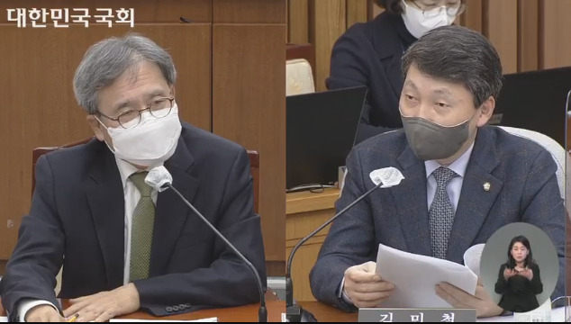 문상부 중앙선거관리위원회 위원 후보자(왼쪽)가 6일 국회에서 열린 인사청문 특별위원회에 참석해 김민철 더불어민주당 국회의원의 질의에 답하고 있다. [국회]