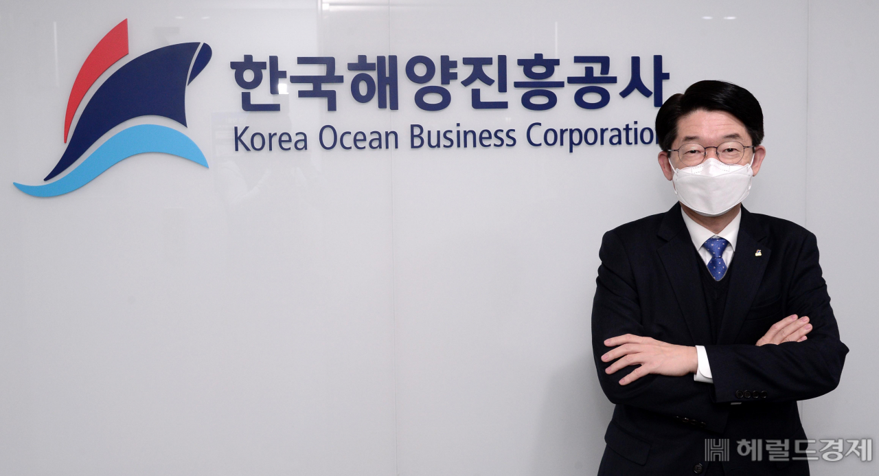김양수 해양진흥공사 사장이 7일 서울 여의도 서울사무소에서 본지와 인터뷰하며 포즈를 취하고 있다. 김 사장은 해상운임과 관련해 “선박이 부족한 것이 아니라 코로나19가 확산되면서 항만노동자 방역수칙 강화 등으로 체선이 심해진 상황”이라며 “올 하반기부터 선진국 백신보급이 확대되고, 미국 항만이 24시간 운영체제로 가동하면서 운임상승세가 둔화되는 낌새가 보였는데, 오미크론 변이 바이러스 발생 등으로 불확실한 상황이 됐다”고 말했다. 박해묵 기자.