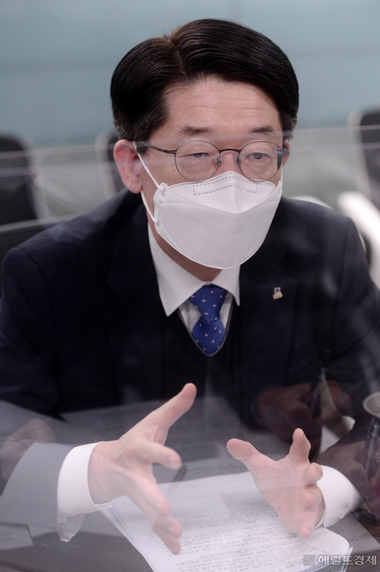김양수 해양진흥공사 사장이 7일 서울 여의도 서울사무소에서 본지와 인터뷰하고 있다. 김 사장은 “해운재건 5개년 계획은 한진해운 파산 전으로 해운업계를 회복시키자는 목표였고, 실제로 가시적인 성과가 있었다”고 강조했다. 한진해운 사태 전인 2015년 39조원이던 해운매출액은 한진해운 사태 직후인 2016년 29조원까지 떨어졌으나 2021년에는 40조원을 기록할 것으로 전망된다. 박해묵 기자.