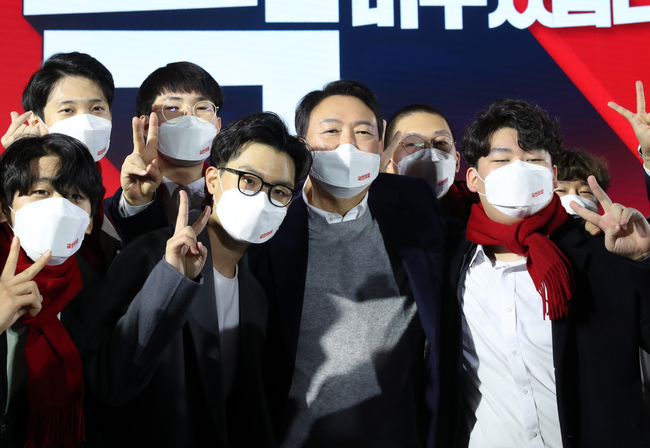 윤석열 국민의힘 대선 후보가 6일 오후 서울 송파구 올림픽공원 KSPO돔에서 중앙선거대책위원회 출범식을 마친 뒤 청년들과 사진을 찍고 있다. [연합]