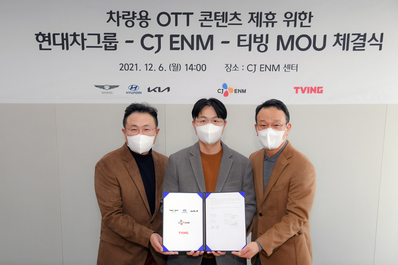 이명한(왼쪽부터) 티빙 공동대표, 추교웅 현대차그룹 전무, 임상엽 CJ ENM 경영지원총괄이 ‘차량용 OTT 콘텐츠 서비스 제휴 상호 협력을 위한 양해각서(MOU)’를 체결한 뒤 기념사진을 촬영하고 있다.[현대차그룹 제공]