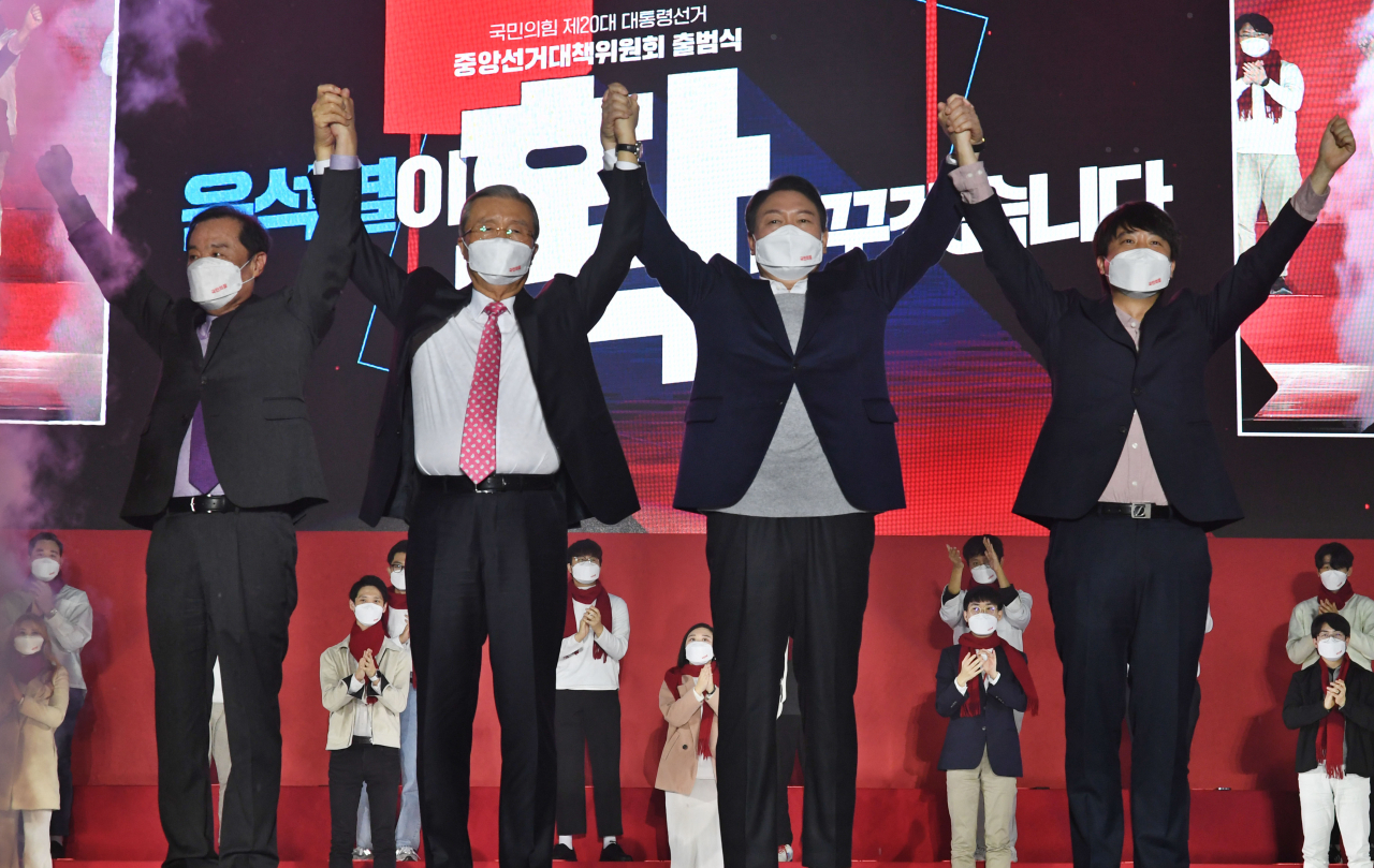 윤석열 국민의힘 대선 후보가 지난 6일 오후 서울 송파구 올림픽공원 체조경기장에서 열린 국민의힘 제20대 대통령선거 선거대책위원회 출범식에서 김종인 총괄선대위원장, 이준석, 김병준 상임선대위원장과 손을 맞잡고 인사하고 있다. [연합]