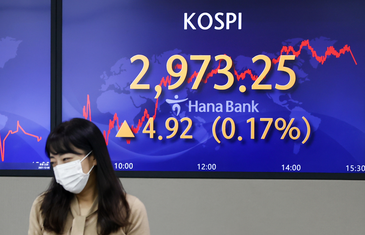 코스피가 소폭 상승 마감한 6일 오후 서울 중구 하나은행 본점 딜링룸에서 직원이 업무를 보고 있다. 이날 코스피는 전 거래일보다 4.92포인트 오른 2,973.25에 거래를 마쳤다. 연합뉴스