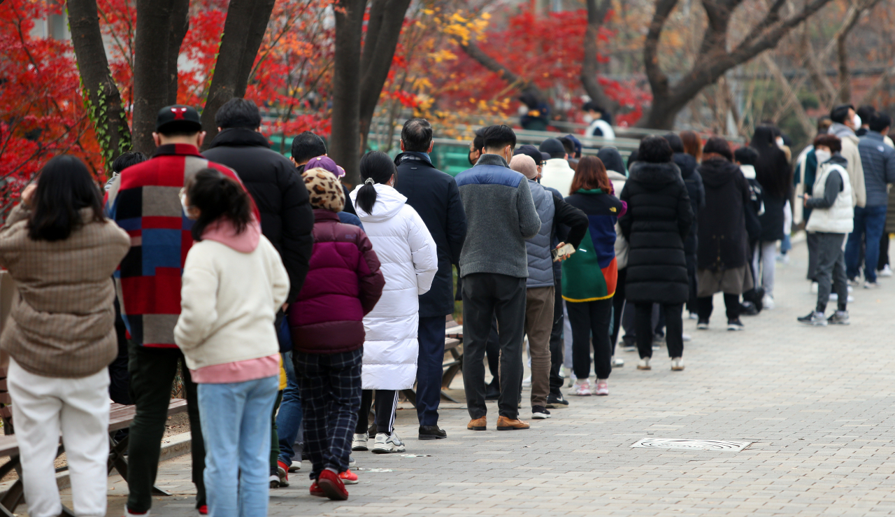 신종 코로나바이러스감염증(코로나19) 확산세가 계속되는 가운데 6일 대구 달서구 보건소에서 시민들이 코로나19 검사를 기다리고 있다. [연합]