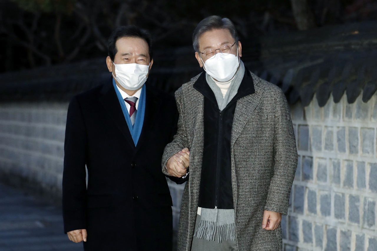 이재명 더불어민주당 대선후보가 지난 3일 전북 전주시 한옥마을 인근 식당 앞에서 정세균 전 총리와 만나 손을 잡고 걷고 있다. [연합]