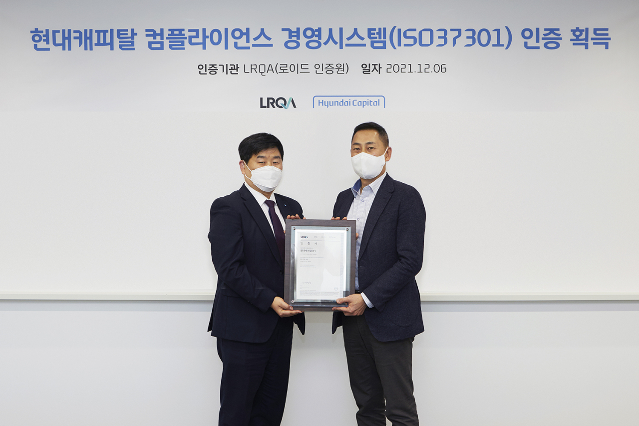 목진원 현대캐피탈 대표이사(사진 오른쪽)와 이일형 로이드인증원 대표가 6일 서울 여의도 현대캐피탈 본사에서 가진 'ISO 37301' 인증 증명서 전달식에서 기념촬영을 하고 있다.[현대캐피탈]