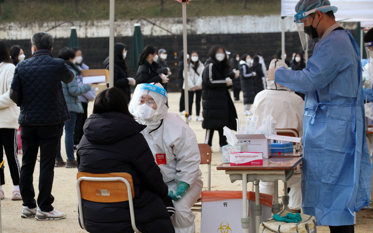 지난 3일 오전 광주 남구 한 고등학교에서 신종 코로나바이러스 감염증(코로나19) 전수검사가 이뤄지고 있다. [연합]