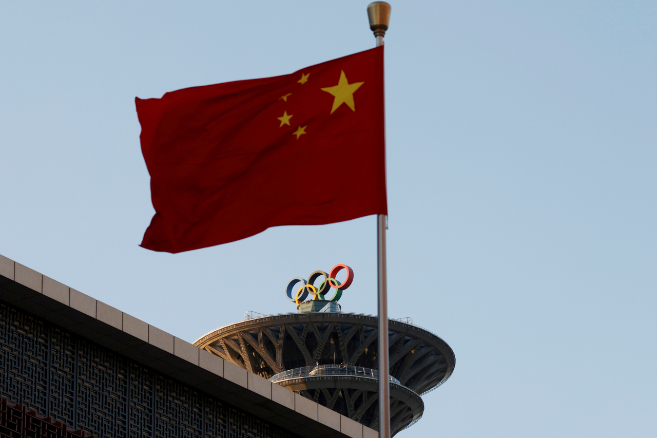 2022년 베이징 동계 올림픽이 열릴 중국 베이징(北京市)의 올림픽 타워에 중국 국기가 펄럭이고 있다. [로이터]