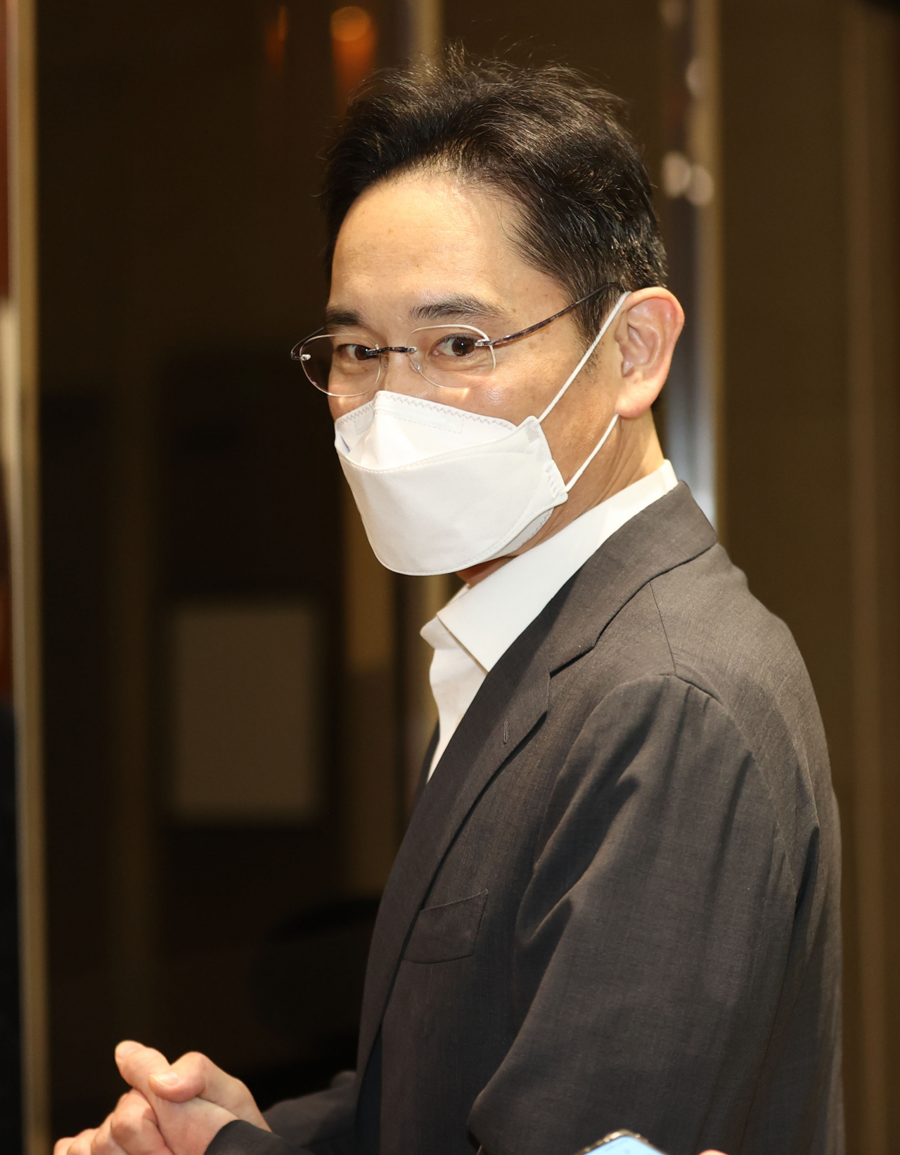 이재용 삼성전자 부회장이 아랍에미리트(UAE) 출장을 위해 6일 오후 서울김포비지니스항공센터를 통해 출국하고 있다. 이 부회장은 UAE와 사우디아라비아 등을 찾아 글로벌 네트워크를 복원하고, 새로운 트렌드를 확인하는 한편 신사업 기회 등을 모색할 것으로 알려졌다. [연합]