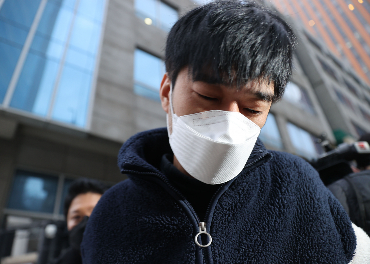 스토킹으로 경찰의 신변보호를 받던 전 여자친구를 살해한 김병찬이 지난달 29일 오전 검찰로 송치되기 위해 서울 남대문경찰서를 나서고 있다. [연합뉴스]