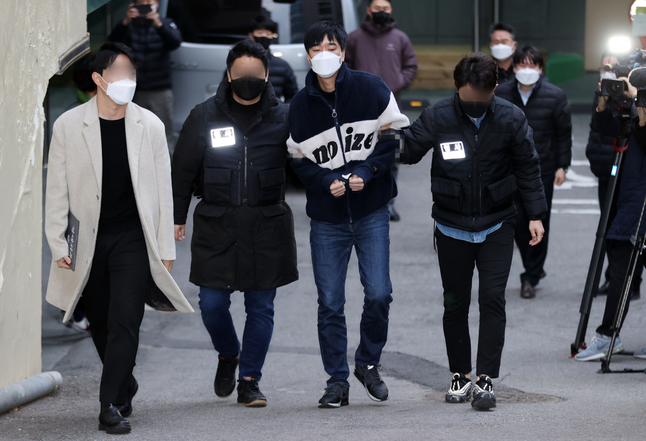 스토킹으로 경찰의 신변보호를 받던 전 여자친구를 살해한 김병찬이 검찰로 송치되기 위해 서울 남대문경찰서를 나서는 모습. [연합뉴스]