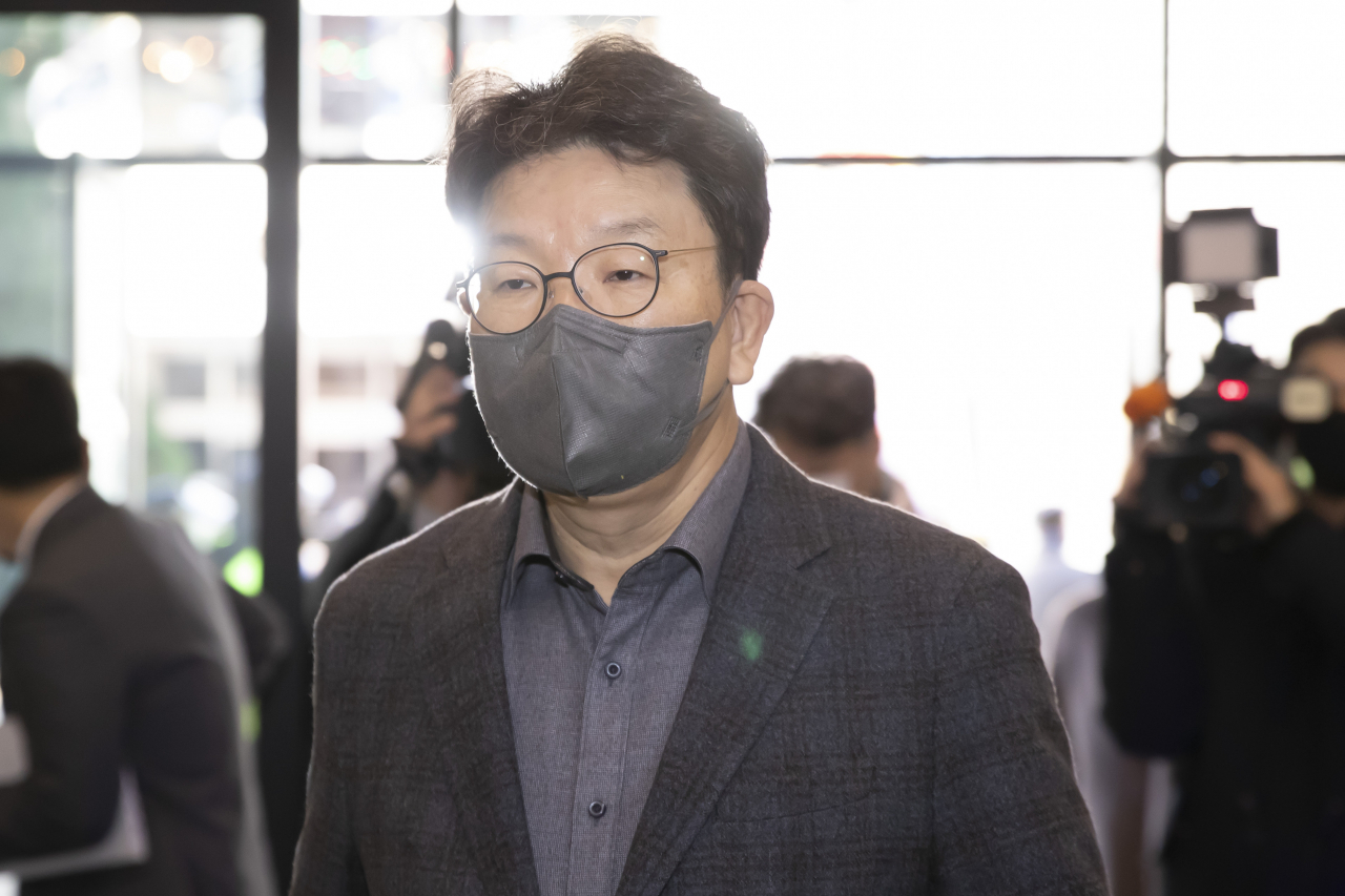 선대위 출범식을 하루 앞둔 5일 오전 국민의힘 권성동 사무총장이 서울 여의도 당사로 들어서고 있다. 연합뉴스