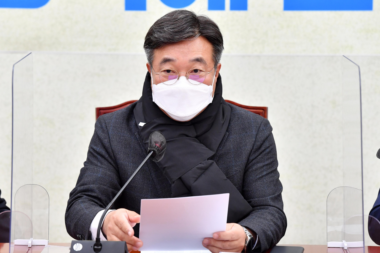 윤호중 더불어민주당 원내대표가 7일 오전 국회에서 열린 원내책회의에서 발언하고 있다. [이상섭 기자]