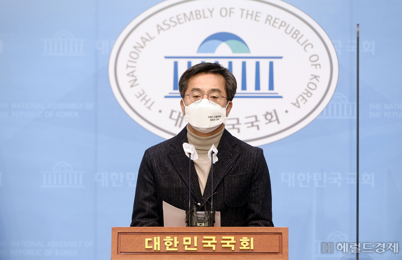 김동연 새로운물결 대선 후보가 7일 오전 서울 여의도 국회 소통관에서 기자회견을 열고 인재영입 1호인 대변인 AI아바타 에이디(AiDY)를 소개하고 있다. 이상섭 기자