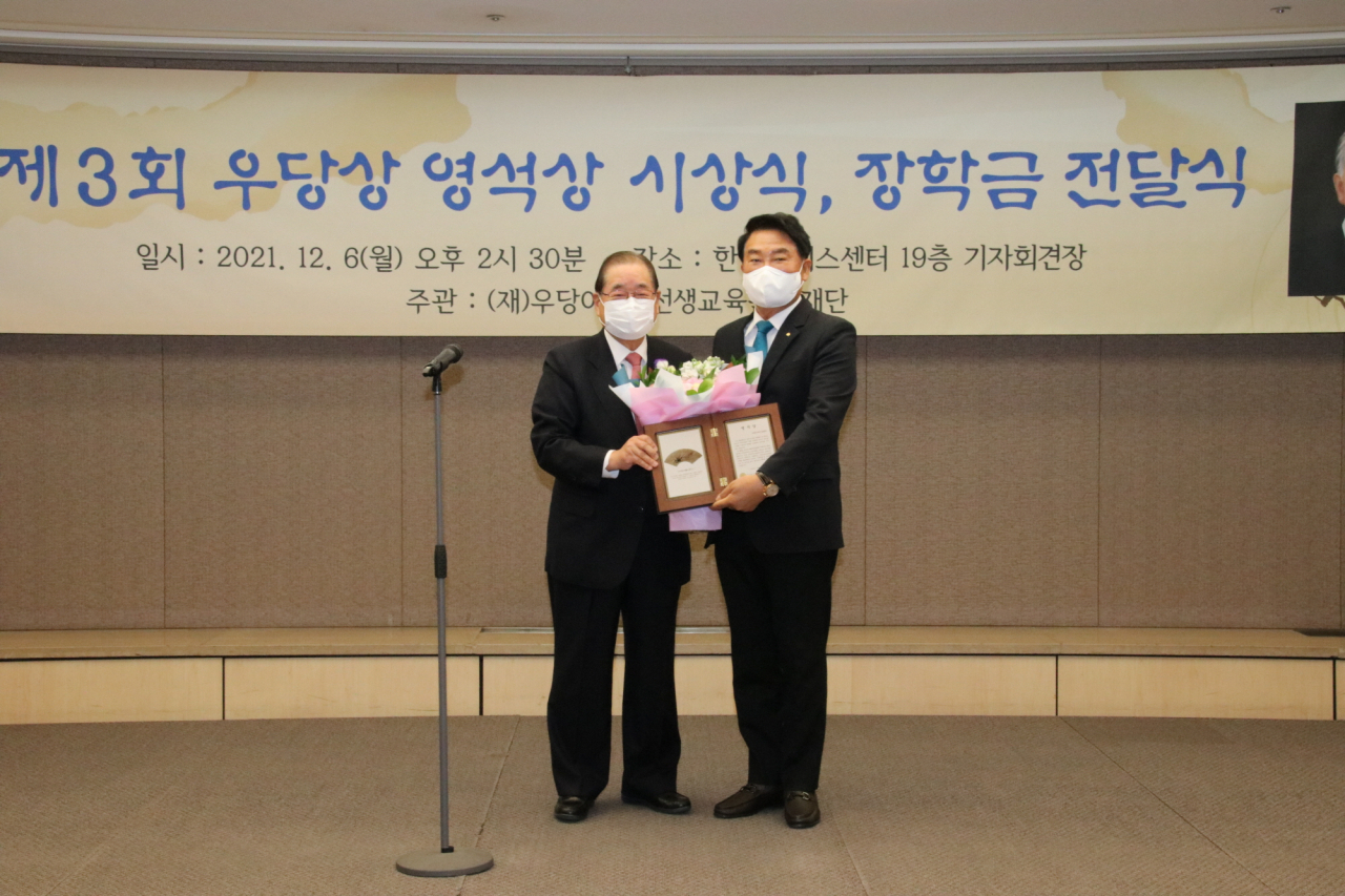 대한주택건설협회 박재홍 회장(오른쪽)이 지난 6일 우당이회영교육문화재단이 제정한 제3회 영석상을 수상한 뒤 이종찬 재단 이사장과 기념촬영을 하고 있다. [주건협 제공]