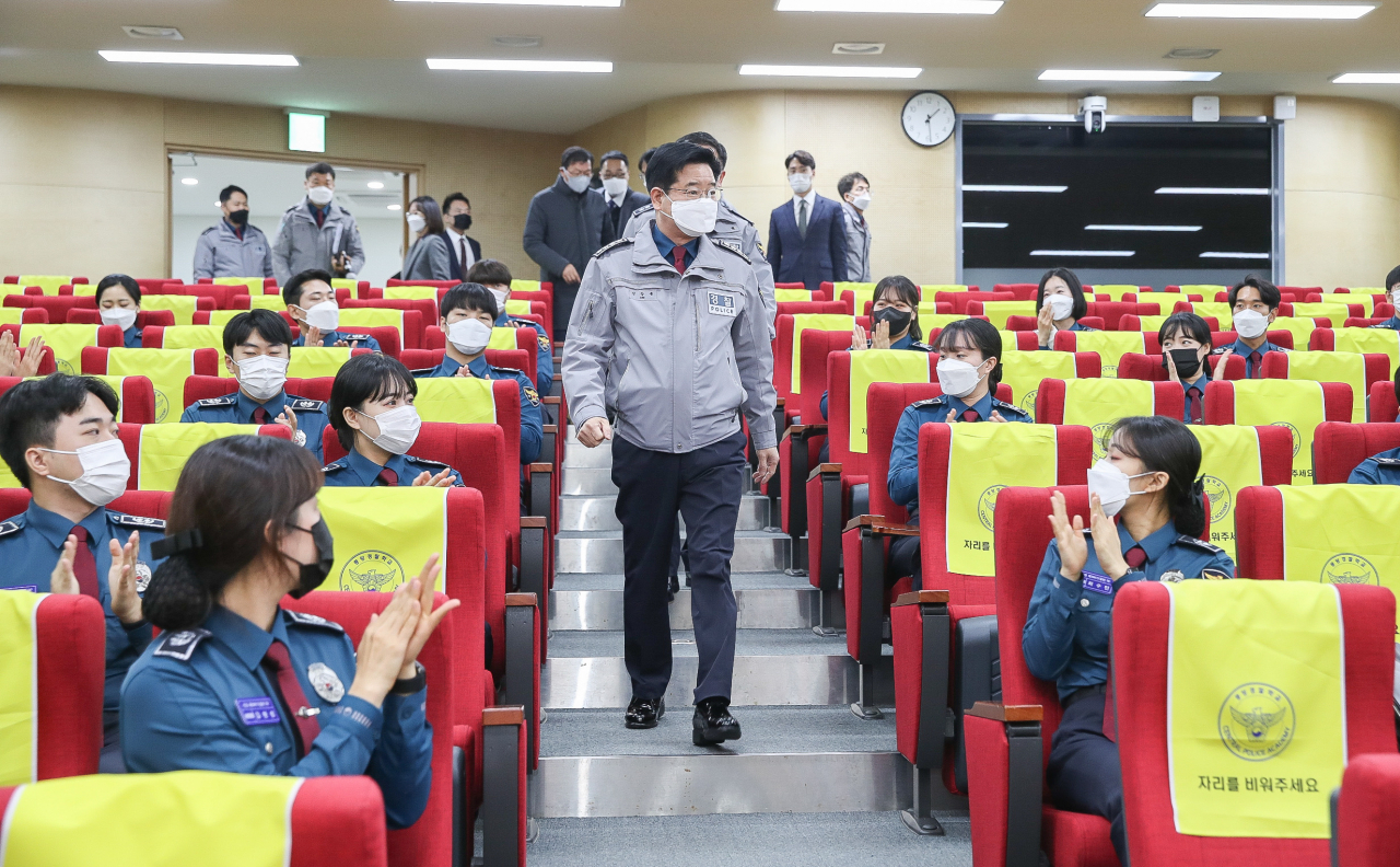 김창룡 경찰청장이 7일 현장 대응력 강화 특별교육 현장을 찾아 “예상치 못한 상황에도 대처할 수 있는 준비된 상태여야 한다”고 강조했다. 사진은 그가 지난달 30일 신임 경찰관 특강을 위해 충북 충주 중앙경찰학교를 찾은 모습. [경찰청 제공]