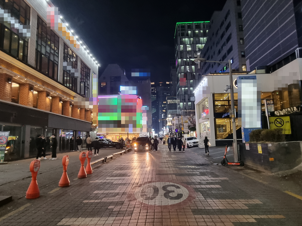 지난 6일 오후 8시께 서울 서초구 강남역 인근 거리에 시민이 삼삼오오 모여 있거나 지나가고 있다. 이날부터 전국 식당·카페를 비롯해 학원, 영화관, 독서실, PC방 등 16개 업종에 ‘방역패스’가 확대 적용됐다. 김영철 기자