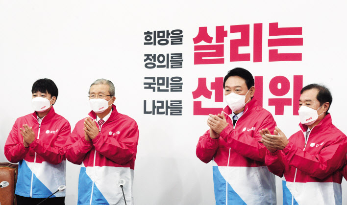 윤석열 국민의힘 대선후보(왼쪽에서 세번째)가 7일 오전 국회에서 열린 중앙선거대책위원회 1차 회의에서 백보드를 배경으로 기념촬영을 하고 있다. 왼쪽부터 이준석 공동상임선대위원장, 김종인 총괄선대위원장, 윤 후보, 김병준 공동상임선대위원장. 이상섭 기자
