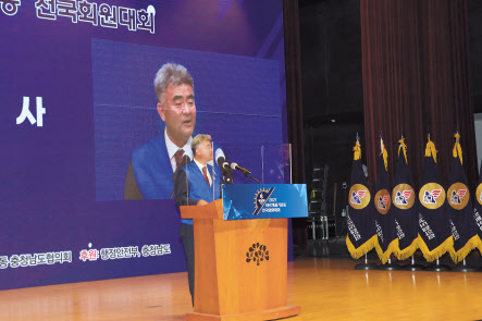 정원주(가운데) 바르게살기운동 중앙협의회 회장이 6일 충남도 문예회관에서 열린 ‘2021 바르게살기운동 전국회원대회’에서 회원들과 행사 개최를 축하하고 있다(위쪽 사진). 대회장인 정 회장이 바르게살기운동 전국회원대회에서 대회선언을 하고 있다. [바르게살기운동중앙협의회]