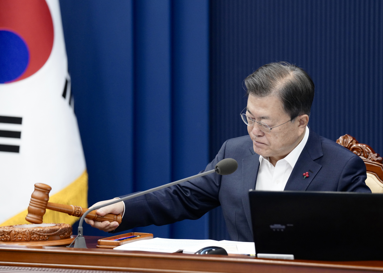 문재인 대통령은 7일 청와대 여민관에서 주재한 국무회의에서 코로나19 상황 악화로 세계경제 불확실성이 커지고 있다며 정부가 만반의 태세를 갖춰야 한다고 당부했다. [연합]