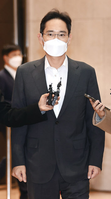 아랍에미리트(UAE) 출장을 위해 6일 오후 서울 김포비즈니스항공센터를 통해 출국하는 이재용 삼성전자 부회장. [연합]