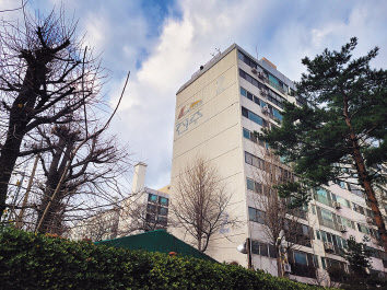 중소 재건축 단지의 시공권 유찰이 잇따르고 있다. 단지 규모가 적어 사업성이 떨어지는 데다, 조합원들의 까다로운 시공 조건 요구에 시공사들이 신중한 태도를 보이고 있다. 사진은 최근 시공사 선정에 어려움을 겪고 있는 문래동 남성맨션(위쪽)과 진주맨션의 전경. 서영상 기자