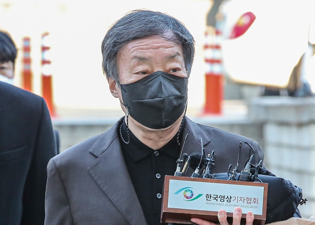 윤우진 전 용산세무서장이 7일 오전 구속 전 피의자 심문(영장실질심사)을 받기 위해 서울 서초구 서울중앙지법에 출석하고 있다.[연합]