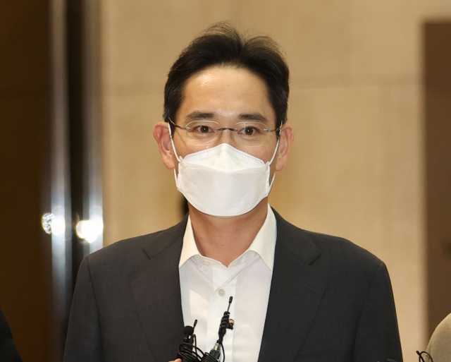 이재용 삼성전자 부회장이 아랍에미리트(UAE) 출장을 위해 6일 서울김포비지니스항공센터를 통해 출국하고 있다 [연합]