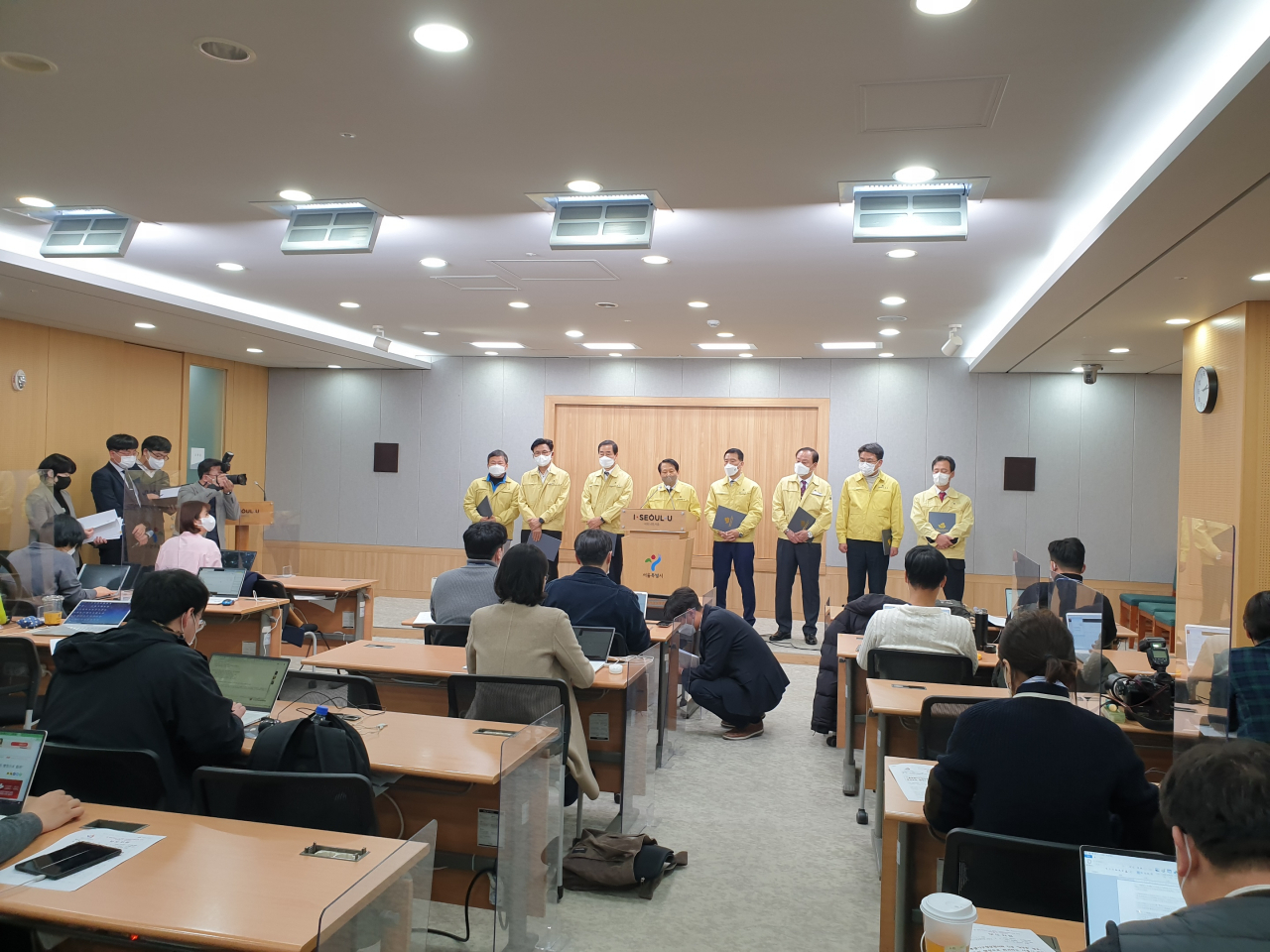 서울시구청장협의회가 7일 14시 서울시청 브리핑룸에서 권위주의 행정으로 회귀하는 서울시를 비판하는 긴급 입장문을 발표하고 있다. 이날 입장문 발표에는 구청장협의회 회장을 맡고 있는 이성 서울 구로구청장 등 서울 10개 자치구 구청장이 참여했다. 김수한 기자