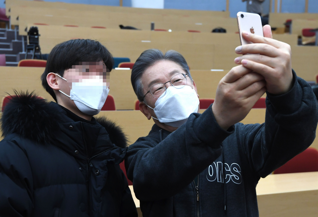 이재명 더불어민주당 대선 후보가 7일 서울 관악구 서울대에서 열린 서울대학교 금융경제세미나 초청 강연회에 참석해 '청년살롱 이재명의 경제이야기' 경제정책 기조와 철학을 주제로 강연을 한 뒤 학생들과 기념촬영을 하고 있다. [연합]