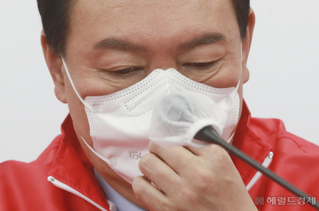 윤석열 대선후보가 7일 오전 서울 여의도 국회에서 열린 국민의힘 중앙선거대책위원회의에서 마스크를 고쳐쓰고 있다. [이상섭 기자/babtong@heraldcorp.com]