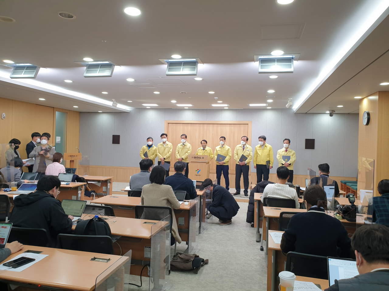 서울시구청장협의회가 7일 14시 서울시청 브리핑룸에서 권위주의 행정으로 회귀하는 서울시를 비판하는 긴급 입장문을 발표하고 있다. 이날 입장문 발표에는 구청장협의회 회장을 맡고 있는 이성 서울 구로구청장 등 서울 10개 자치구 구청장이 참여했다. 김수한 기자