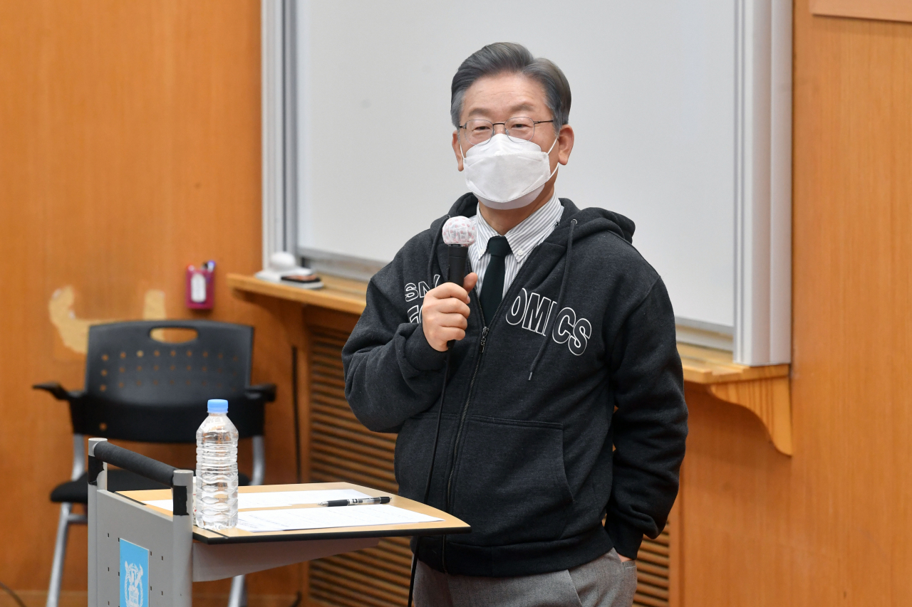이재명 더불어민주당 대선 후보가 7일 서울 관악구 서울대에서 열린 서울대학교 금융경제세미나 초청 강연회에 참석해 '청년살롱 이재명의 경제이야기' 경제정책 기조와 철학을 주제로 학생들과 자유토론을 하고 있다. 연합뉴스