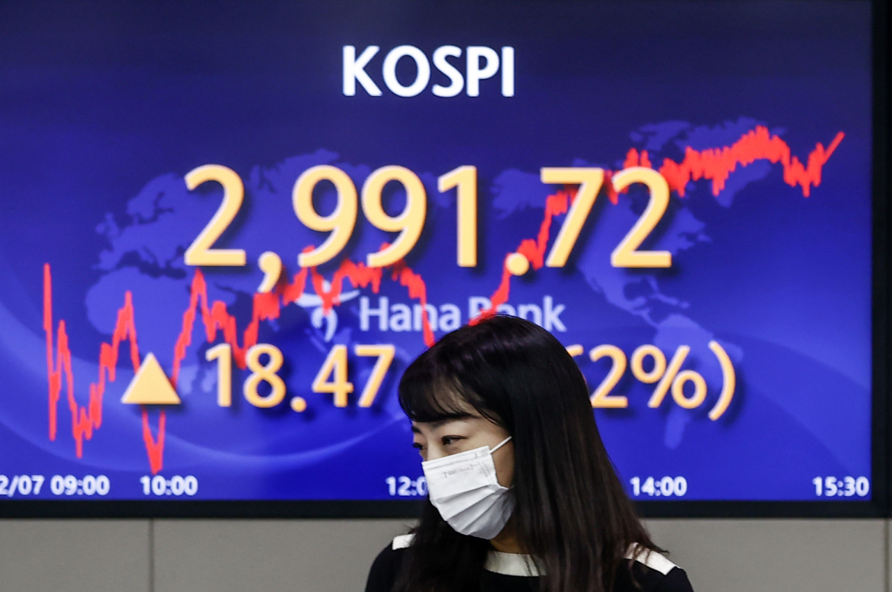 코스피가 상승 마감한 7일 오후 서울 중구 하나은행 본점 딜링룸에서 직원이 업무를 보고 있다. 이날 코스피는 전 거래일보다 18.47포인트 오른 2,991.72에 거래를 마치며 5거래일 연속 올랐다. 연합뉴스