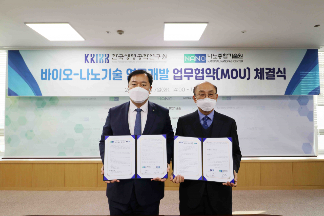 김장성(왼쪽) 생명연 원장과 이조원 나노종합기술원장이 협약서를 들어보이고 있다.[한국생명공학연구원 제공]