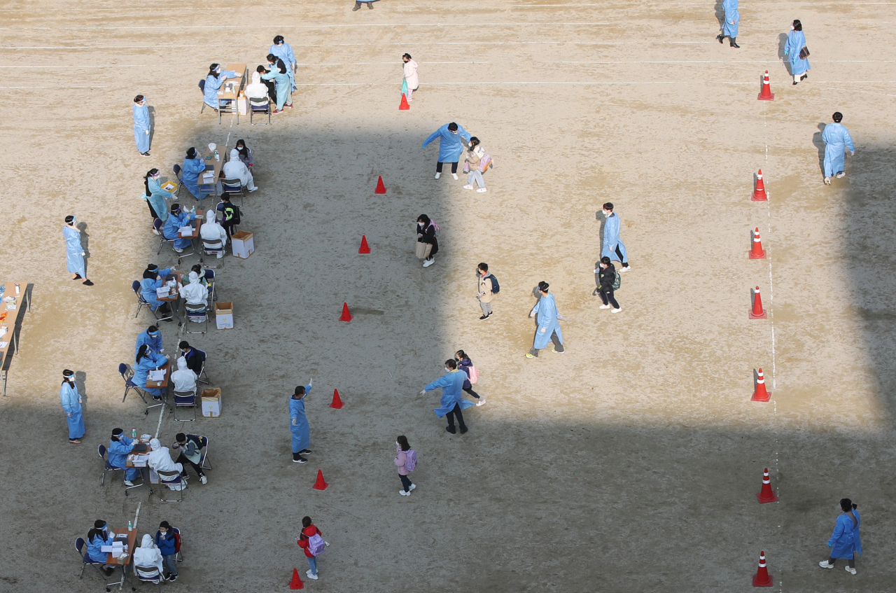 Gwangju health officials on Tuesday set up a one-day testing clinic outside an elementary school in the city. (Yonhap)
