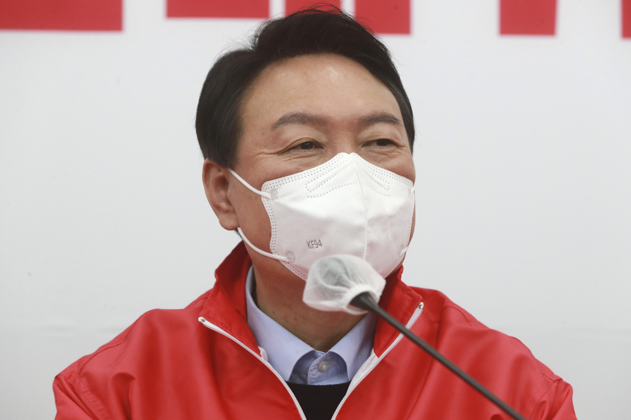 윤석열 국민의힘 대선 후보가 지난 7일 국회에서 열린 중앙선거대책위원회 1차 회의에 참석해 있다. [국회 사진기자단]