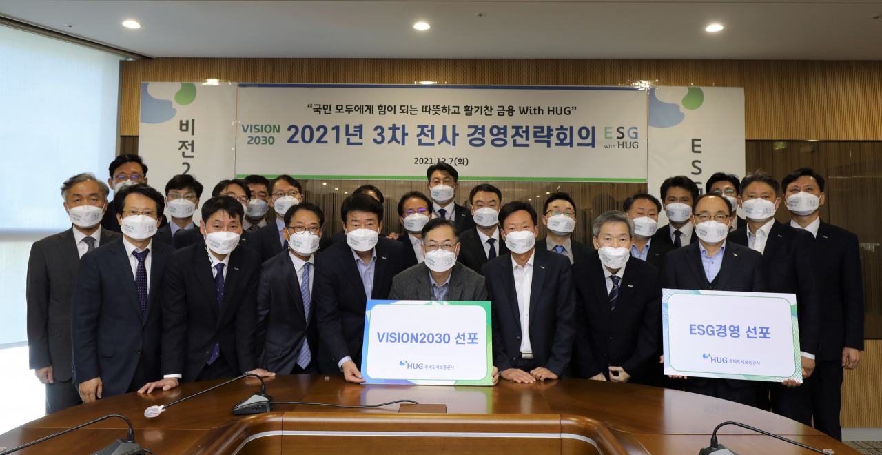 7일 HUG 부산 본사에서 권형택 HUG 사장(앞줄 가운데) 및 주요 부서장들이 선포식을 마치고 기념촬영을 하고 있다. [HUG 제공]