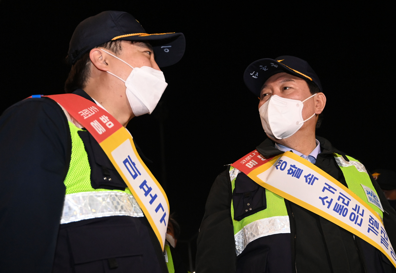 윤석열 국민의힘 대선 후보와 이준석 대표가 지난 7일 저녁 서울 마포구 합정동 홍익자율방범대를 찾아 대원들과 함께 주택가 및 상가 지역을 순찰하며 대화하고 있다. [국회 사진기자단]