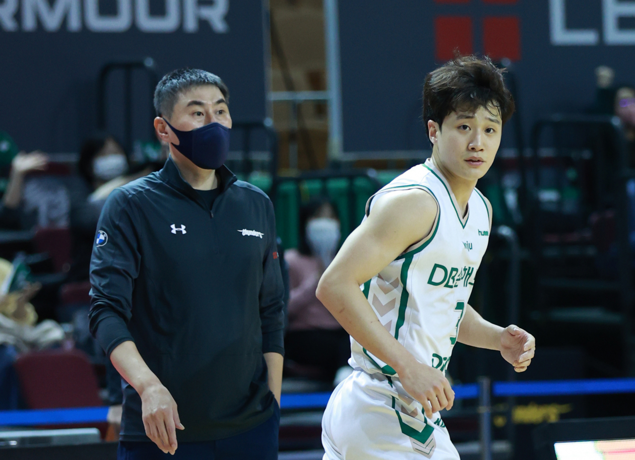 원주 DB의 허웅(오른쪽)이 16년만에 올스타 투표 10만표를 넘어섰다. 왼쪽은16년전 마지막으로 10만표를 넘어서며 프로농구 인기의 아이콘 지위를 장기집권했던 이상민 현 삼성 감독. [연합]