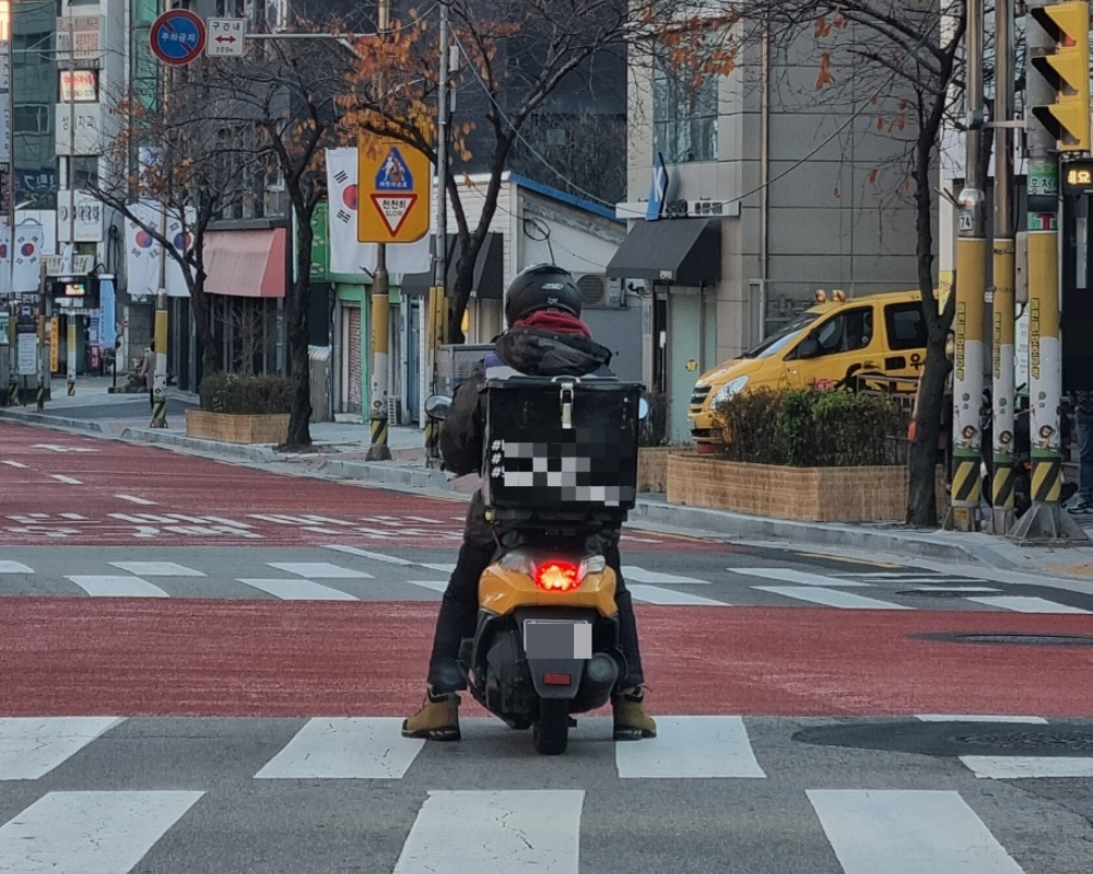 경찰청이 이달 말 수도권 일부 지역에 이륜차 후면 번호판을 인식할 수 있는 무인교통단속장치를 시범적으로 설치하는 것으로 8일 파악됐다. 사진은 기사 내용과 관계 없음. 김민지 기자
